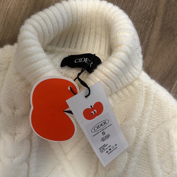 White cider turtle neck sweater - Picture 4 of 4
